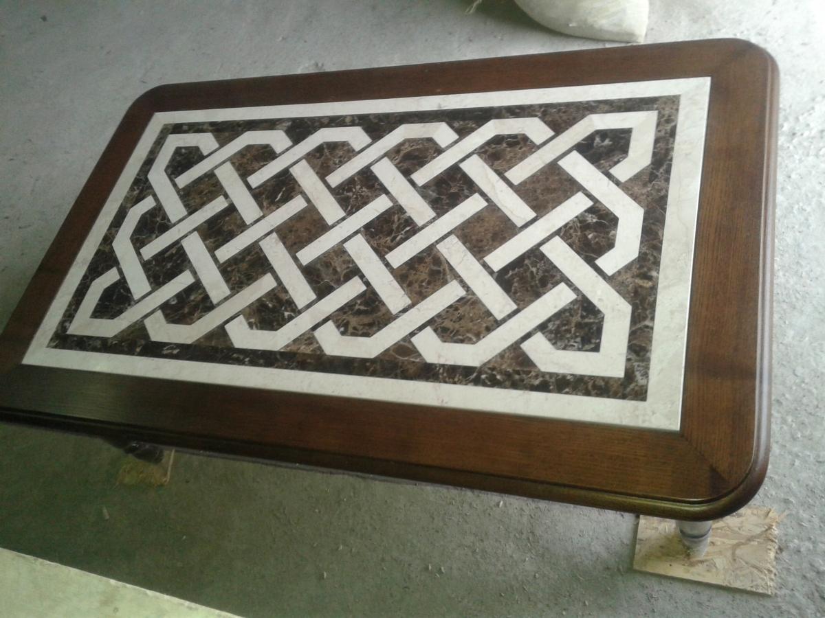 стіл з мармуру та дерева