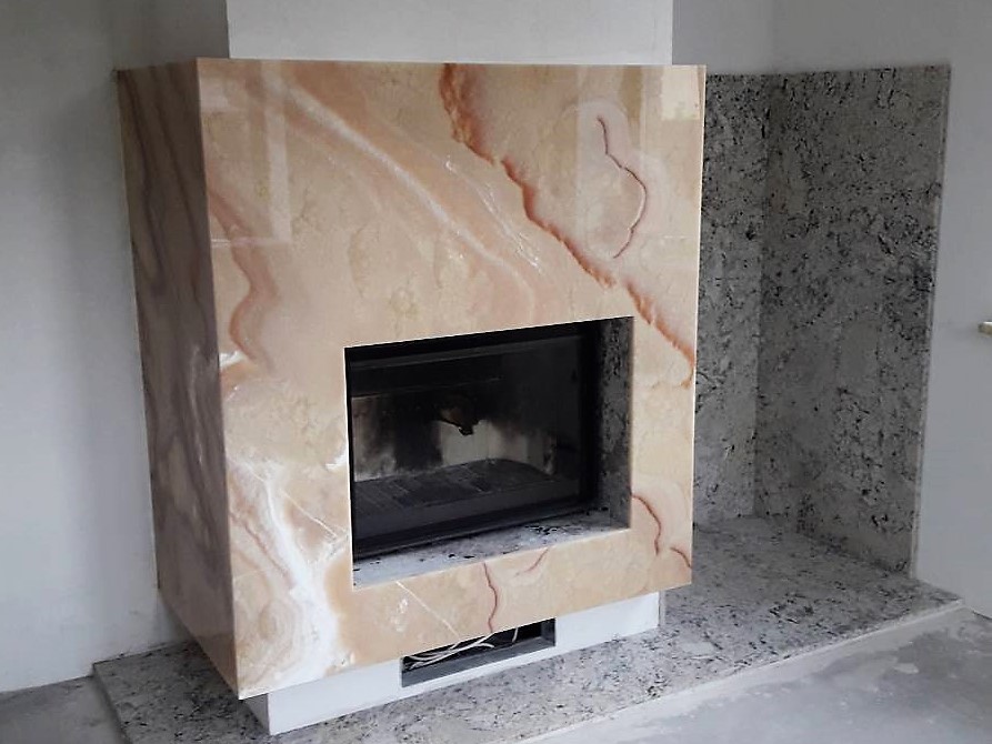 Камин из оникса