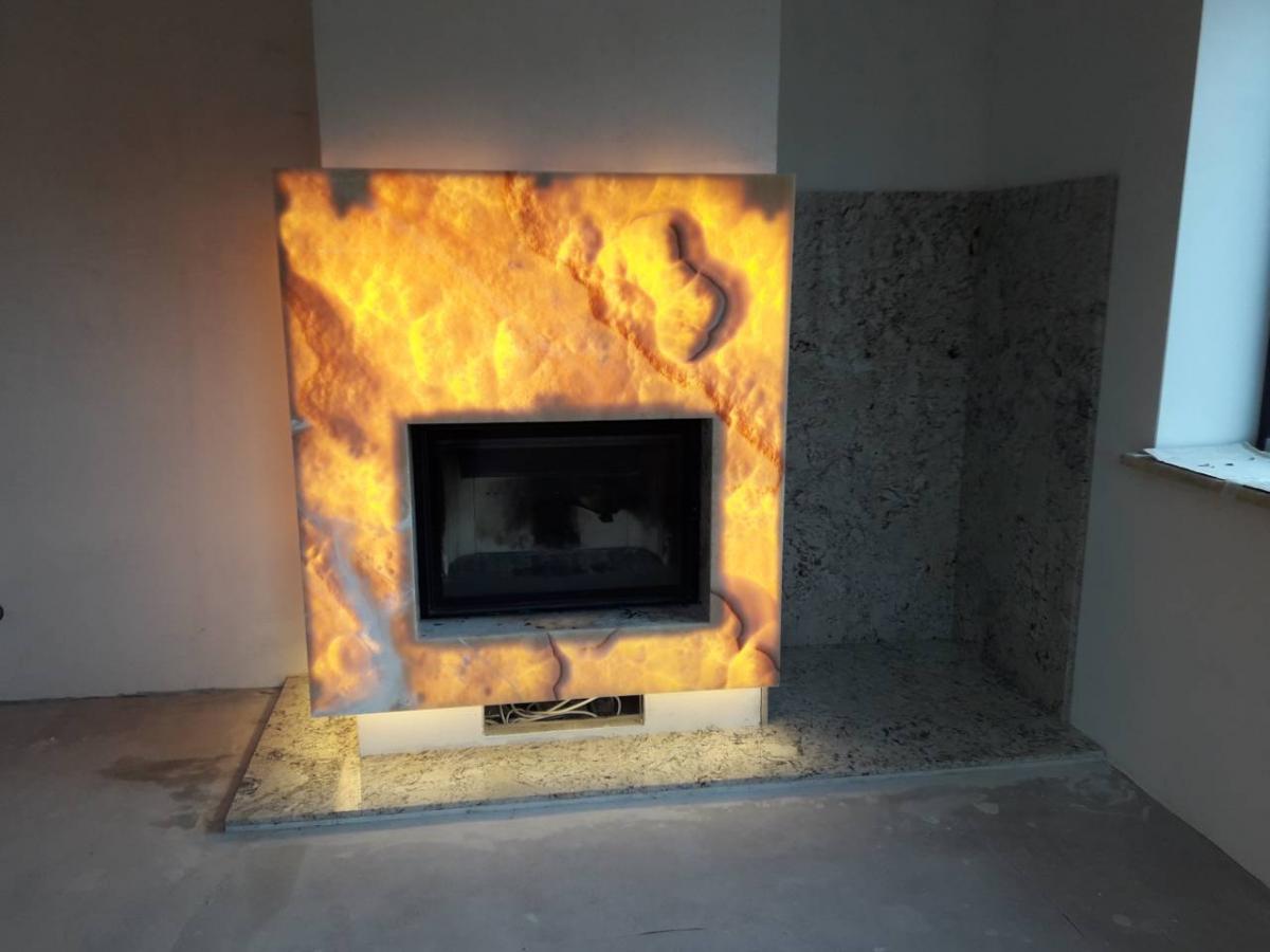 Камин из оникса с подсветкой