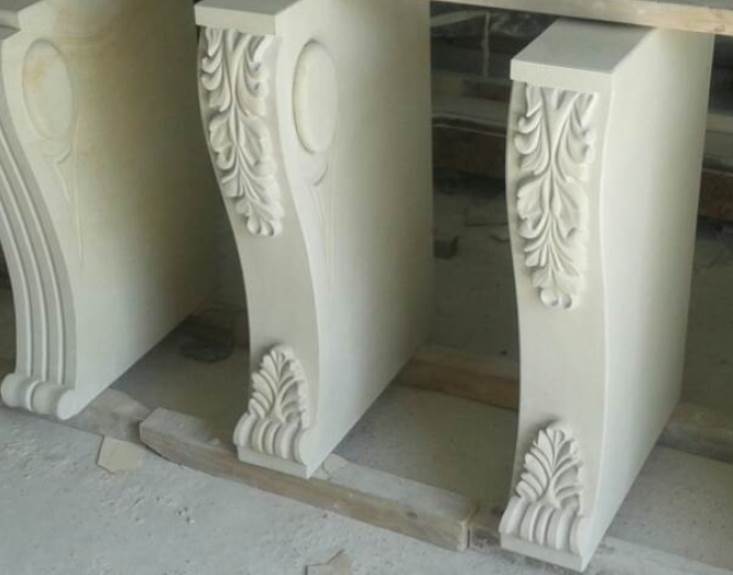 Різьблені ніжки столу з мармуру