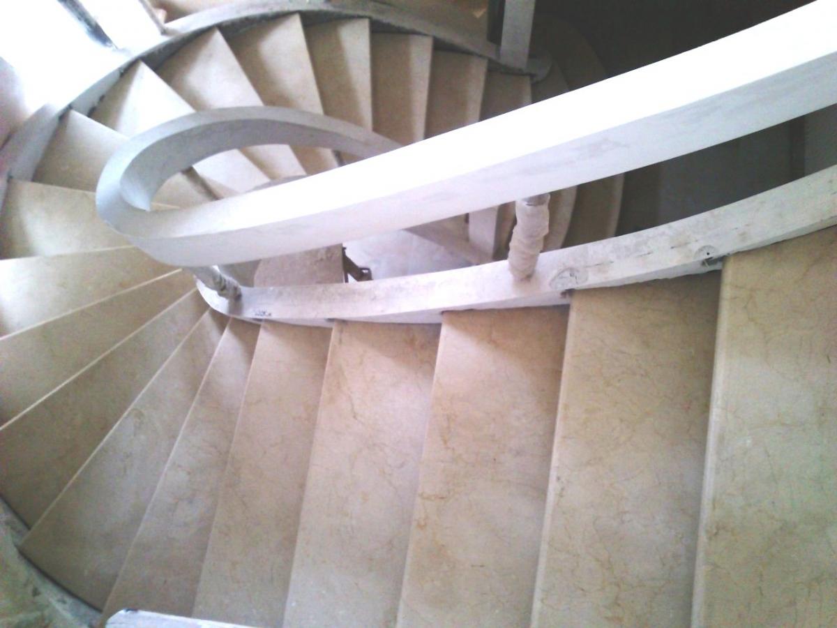 Мармурові гвинтові сходи