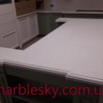 Кухонная столешница-остров из кварцита