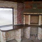 Барбекюшница из кирпича и гранита