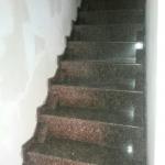 Гранитная лестница на заказ в полуподвал