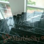 мраморная лестница из черного камня